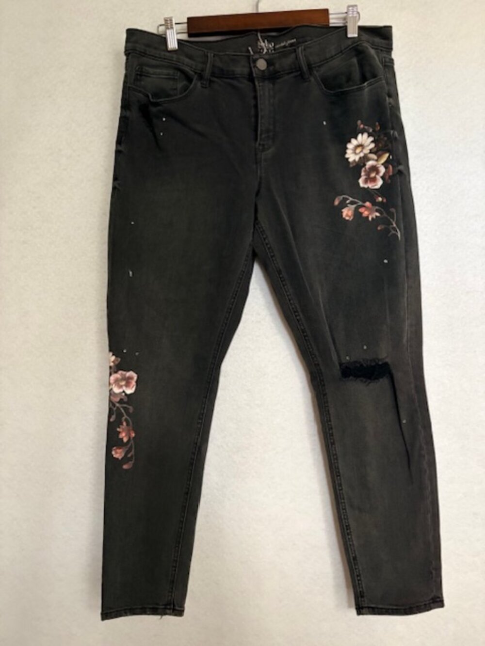 New York & Company SOHO 14 Washed Black Jeans Painted Floral Design Ripped NWT